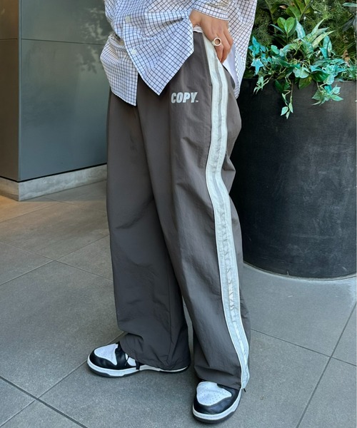 SOUNDSGOOOOD(サウンズグッド)の「【SOUNDS GOOOOD / サウンズグッド】リフレクタープリントナイロントラックパンツ(その他パンツ・メンズ・チャコールグレー/ネイビー・ONE SIZE)」の4枚目の写真