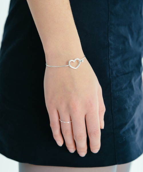 whim(ウィム)の「【NEW】Simple heart bangle(バングル/リストバンド・レディース・シルバー/ゴールド・FREE)」の8枚目の写真