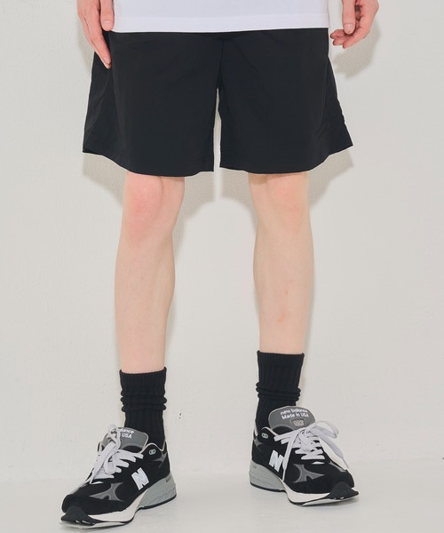 EMMA NOVEMBER (エマノーヴェンバー)の「Embroidery ナイロン イージー ショーツ(その他パンツ・メンズ・オリーブ/チャコールグレー/ベージュ/ネイビー/ブラック/ブラック×ブラック・2/3/1)」の2枚目の写真