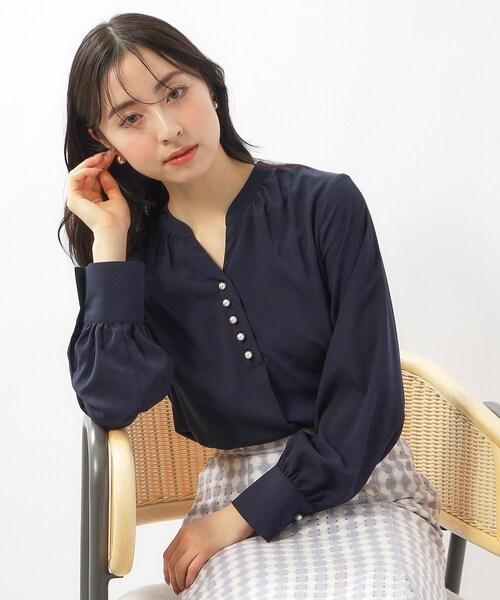 index（インデックス）の「◆≪XS-LLsize≫ パール調スキッパーブラウス【洗濯機洗い可】（シャツ/ブラウス・レディース・ホワイト系3/ネイビー/ナチュラル/オレンジ系・42/40/38/36/34）」の4枚目の写真