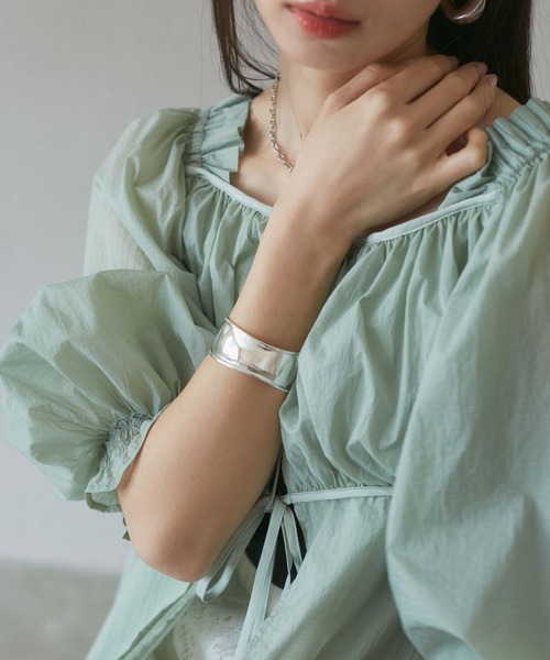 VIS（ビス）の「ニュアンスワイドメタルバングル（バングル/リストバンド・レディース・シルバー/ゴールド・FREE）」の2枚目の写真