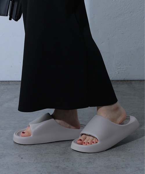 COLONY 2139（コロニートゥーワンスリーナイン）の「EVAバンドサンダル（サンダル・レディース・ブラック/グレー/グリーン・MEDIUM/LARGE）」の2枚目の写真