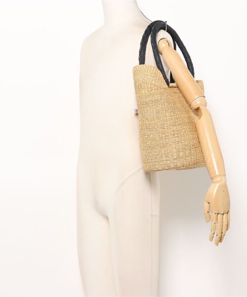 SALON adam et rope'（サロン アダム エ ロペ）の「ボルガ丸底ニケフォルムバスケット M/無地黒ハンドル（かごバッグ・レディース・ベージュ・FREE）」の5枚目の写真