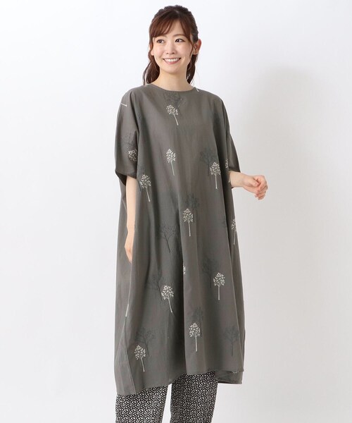 one'sterrace（ワンズテラス）の「刺繍入りワンピース（ワンピース・レディース・グレー系その他7/ホワイト系9/ブルー系その他7・02）」の2枚目の写真