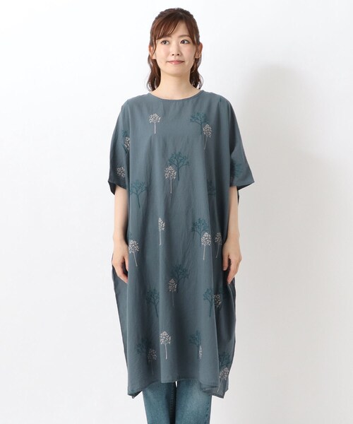 one'sterrace（ワンズテラス）の「刺繍入りワンピース（ワンピース・レディース・グレー系その他7/ホワイト系9/ブルー系その他7・02）」の4枚目の写真