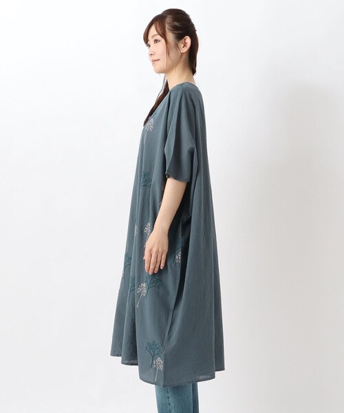 one'sterrace（ワンズテラス）の「刺繍入りワンピース（ワンピース・レディース・グレー系その他7/ホワイト系9/ブルー系その他7・02）」の5枚目の写真
