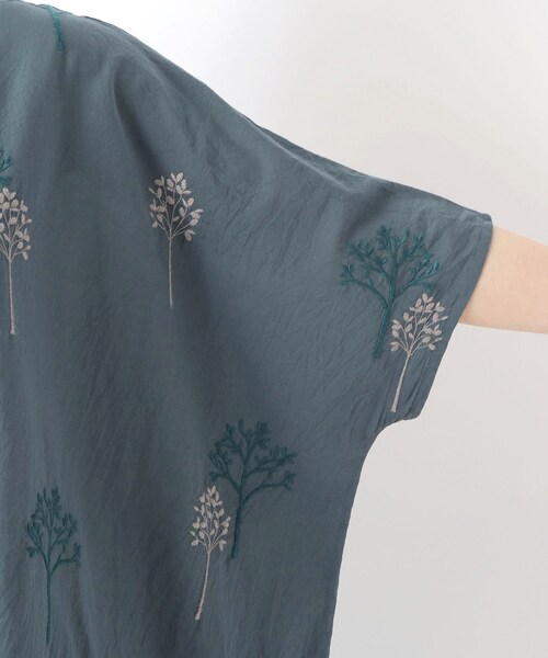 one'sterrace（ワンズテラス）の「刺繍入りワンピース（ワンピース・レディース・グレー系その他7/ホワイト系9/ブルー系その他7・02）」の9枚目の写真