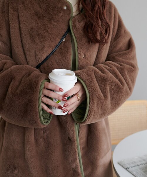 DISCOAT(ディスコート)の「キルティングリバーシブルファーコート《WEB限定カラーあり》(その他アウター・レディース・アイボリー/カーキ/ブラック/モカ・FREE)」の21枚目の写真