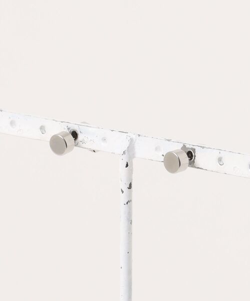EMPORIO ARMANI(エンポリオアルマーニ)の「エンポリオ・アルマーニ アクセサリー メンズ ピアス EGS3130040(ピアス(両耳用)・メンズ・Silver・FREE)」の5枚目の写真