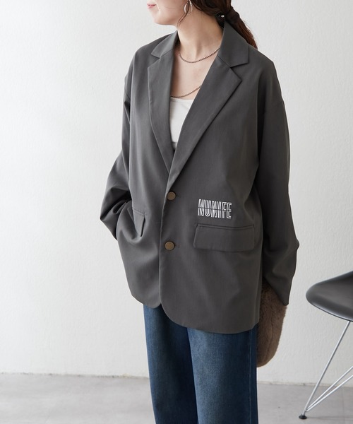 NUNIFE(ユニフィー)の「【UNISEX】刺繍入りテーラード(テーラードジャケット・レディース・ブラック/ライトブラウン/チャコールグレー・FREE)」の4枚目の写真