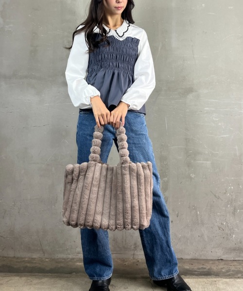 Loco Ocean(ロコオーシャン)の「もこもこ フェイクファーバッグ 2WAYトート&ショルダー(トートバッグ・レディース・ベージュ/グレー・ONE SIZE)」の9枚目の写真