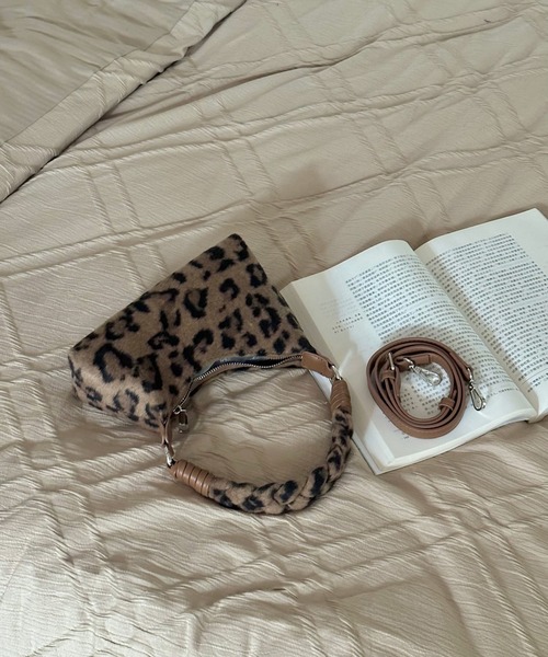 Chiina（チーナ）の「Chiina/ツイストワンハンドルバッグ（ハンドバッグ・レディース・キャメル/ホワイト/レッド/ブラウン系その他/ライトブルー/ゼブラ/ブラック/レオパード・FREE）」の7枚目の写真