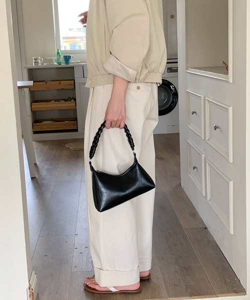 Chiina（チーナ）の「Chiina/ツイストワンハンドルバッグ（ハンドバッグ・レディース・キャメル/ホワイト/レッド/ブラウン系その他/ライトブルー/ゼブラ/ブラック/レオパード・FREE）」の2枚目の写真