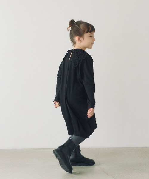 green label relaxing（グリーンレーベルリラクシング）の「スクエア レースエリ ワンピース / キッズ  100cm-130cm（ワンピース・キッズ・ブラック/ダークグレー・100cm/110cm/120cm/130cm）」の3枚目の写真
