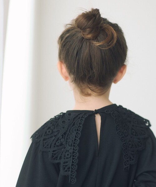 green label relaxing（グリーンレーベルリラクシング）の「スクエア レースエリ ワンピース / キッズ  100cm-130cm（ワンピース・キッズ・ブラック/ダークグレー・100cm/110cm/120cm/130cm）」の4枚目の写真