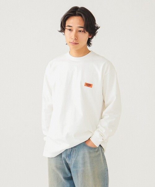 BEAMS（ビームス）の「【別注】UNIVERSAL OVERALL / ロゴ ロングスリーブ Tシャツ（Tシャツ/カットソー・メンズ・ホワイト/ブラック/ネイビー・LARGE/MEDIUM/X-LARGE/SMALL）」の2枚目の写真