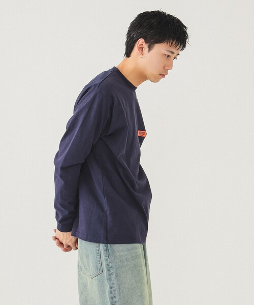 BEAMS（ビームス）の「【別注】UNIVERSAL OVERALL / ロゴ ロングスリーブ Tシャツ（Tシャツ/カットソー・メンズ・ホワイト/ブラック/ネイビー・LARGE/MEDIUM/X-LARGE/SMALL）」の19枚目の写真