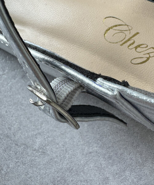 Chez toi（シェトワ）の「メリージューンフラットシューズ（パンプス・レディース・シルバー/ブラック・SMALL/MEDIUM/LARGE）」の18枚目の写真