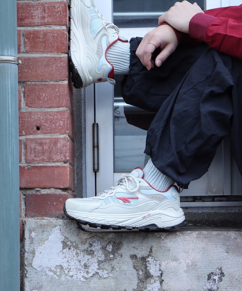 [ハイテック] アウトドアスニーカー HT HKU16 EASTEND WP 〔イーストエンドWP〕 トレッキング 透湿防水 ホワイト/グレー 25.0 cm 2E ポイント15倍11⁄11(火) 9:59までハイテック HI-TEC