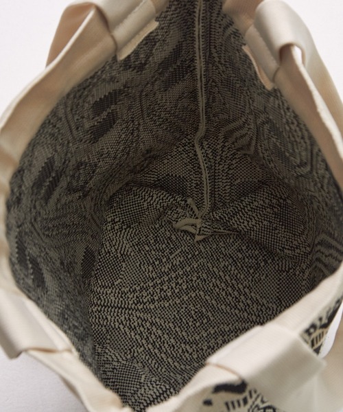 CUBE SUGAR（キューブシュガー）の「ナイロンジャガード柄巾着ミニトートバッグ（トートバッグ・レディース・ナチュラル/ブラック/ブルー・M）」の16枚目の写真