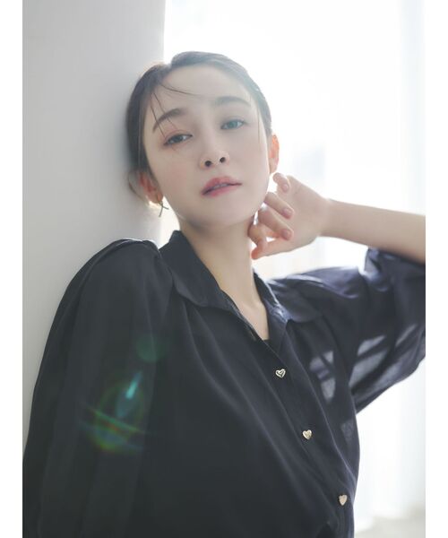 dazzlin（ダズリン）の「【藤井サチコラボ】コットンライクシアーシャツ（シャツ/ブラウス・レディース・オフホワイト/ネイビー/ピンク・FREE）」の2枚目の写真