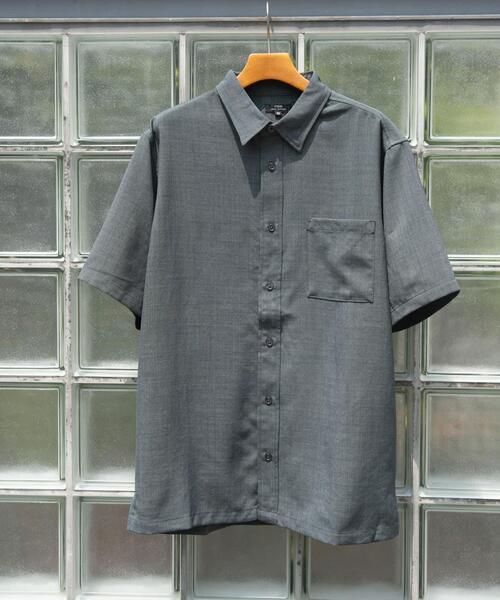 ITEMS URBANRESEARCH（アイテムズ アーバンリサーチ）の「『イージーケア/速乾/UVカット』『セットアップ対応』クイックドライリネンタッチ半袖シャツ（シャツ/ブラウス・メンズ・ブラウン/グリーン/ブラック/チャコールグレー・MEDIUM/LARGE）」の2枚目の写真