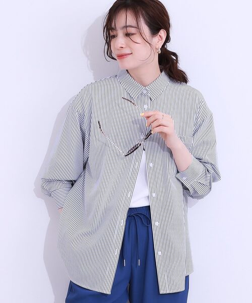 SHOO・LA・RUE(シューラルー)の「【ひんやり/UV/吸水速乾/洗濯後しわになりにくい】ラッシュガードにもなる ストライプ前開きシャツ(シャツ/ブラウス・レディース・グリーン系3/ネイビー系2/サックスブルー系2/ピンク系3・01/02/03/04)」の2枚目の写真