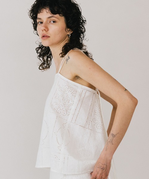 CREDONA（クレドナ）の「CUTWORK LACE CAMI/カットワークレースキャミ（Tシャツ/カットソー・レディース・ホワイト/ブラウン/ネイビー・FREE）」の4枚目の写真