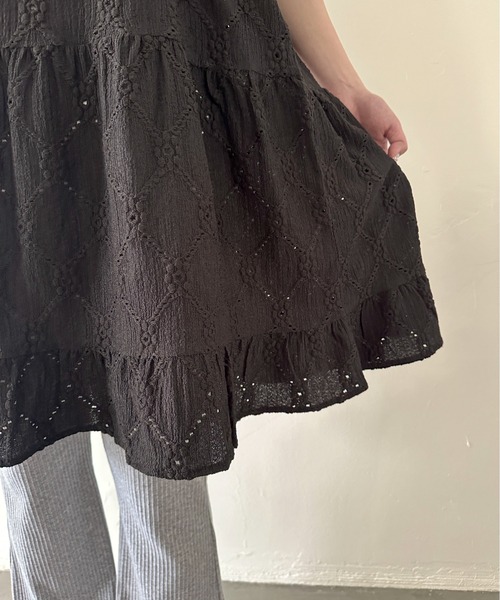 PILIT（ピリット）の「カットレース ティアードキャミワンピース（ワンピース・レディース・オフホワイト/ブラック/ブラウン・MEDIUM）」の10枚目の写真
