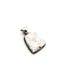 Indian Jewelry（インディアンジュエリー）の「THEATER シアター トラペゾイドシェイプネイティブデザインハウライトペンダントトップ Made in USA（チャーム）」