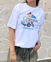 4GEEKs by SPIRALGIRL（フォーギークスバイスパイラルガール）の「【Sanrio characters/サンリオキャラクターズ】シナモロールスーベニアTシャツ（Tシャツ/カットソー）」