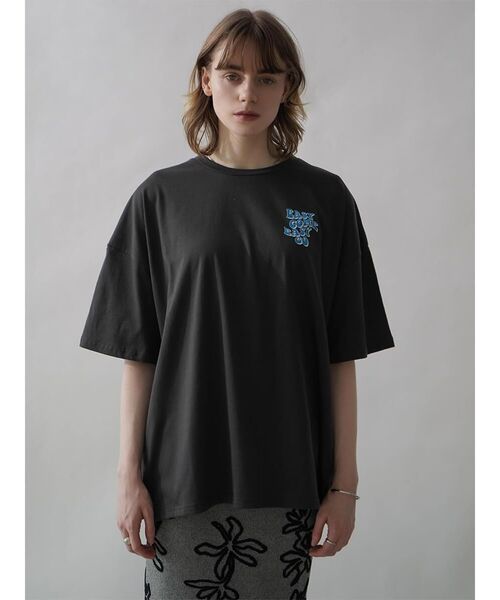 :ETHROF(イーサオブ)の「METALLIC BACK LOGO T-SHIRT(Tシャツ/カットソー・レディース・チャコール/ホワイト/ブルー・FREE)」の2枚目の写真