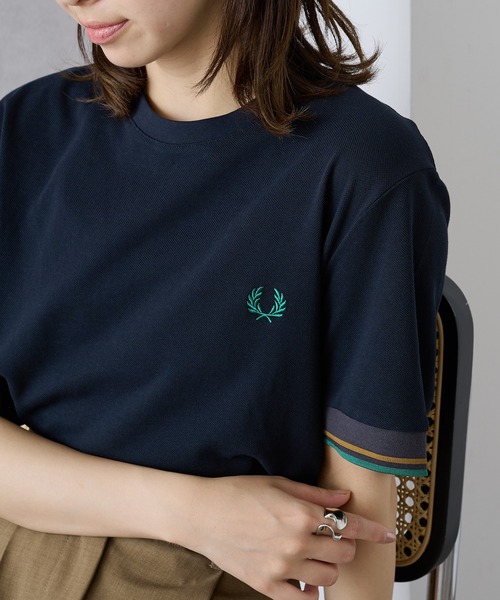 FRED PERRY(フレッドペリー)の「【FRED PERRY】TWIN TIPPED CUFF T-SHIRT M2396(Tシャツ/カットソー・レディース・ネイビー/ブラック系1/バーガンディー/ブラック/アイボリー/オフホワイト/チャコールグレー・S/M/L/XL)」の6枚目の写真