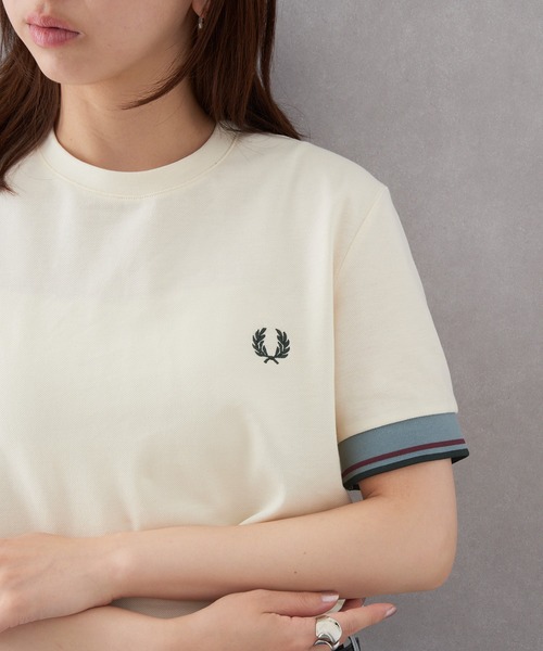 FRED PERRY(フレッドペリー)の「【FRED PERRY】TWIN TIPPED CUFF T-SHIRT M2396(Tシャツ/カットソー・レディース・ネイビー/ブラック系1/バーガンディー/ブラック/アイボリー/オフホワイト/チャコールグレー・S/M/L/XL)」の2枚目の写真