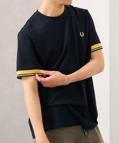 FRED PERRY(フレッドペリー)の「【FRED PERRY】TWIN TIPPED CUFF T-SHIRT M2396(Tシャツ/カットソー・レディース・ネイビー/ブラック系1/バーガンディー/ブラック/アイボリー/オフホワイト/チャコールグレー・S/M/L/XL)」の4枚目の写真