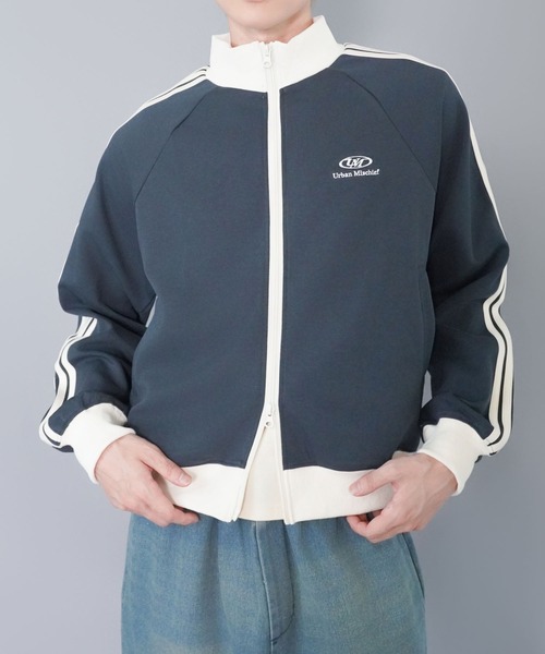 SPINNS（スピンズ）の「短丈ダブルジップトラックジャケット/ワンポイントロゴ/ジャージ風デザイン/ライン入り（ジャージ・メンズ・ブラック/ベージュ/ネイビー/ブラウン/オフホワイト/グリーン・ONESIZE）」の6枚目の写真