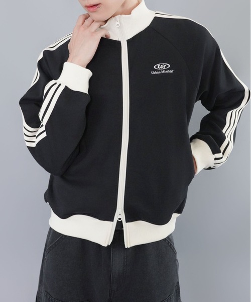 SPINNS（スピンズ）の「短丈ダブルジップトラックジャケット/ワンポイントロゴ/ジャージ風デザイン/ライン入り（ジャージ・メンズ・ブラック/ベージュ/ネイビー/ブラウン/オフホワイト/グリーン・ONESIZE）」の2枚目の写真