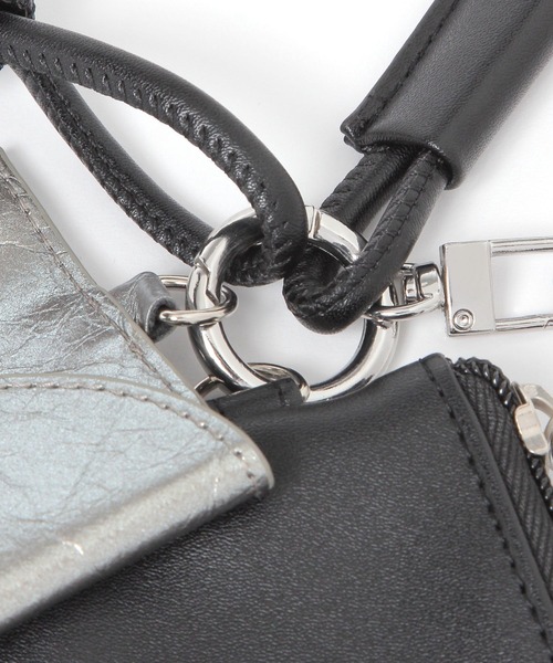 LAKOLE（ラコレ）の「クラッキングマルチショルダーストラップ / 600000（スマホグッズ・レディース・ブラック/ブラウン・FREE）」の5枚目の写真