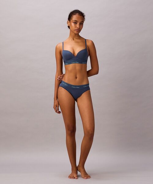 Calvin Klein(カルバン・クライン)の「Icon Cotton Modal プッシュアッププランジブラ(ブラジャー・レディース・ダークブルー/ピンク/ヘザーグレー/ピンク系その他/ブラック・34B/34D/34C/32D/32C/32/36C/36B/36D)」の9枚目の写真