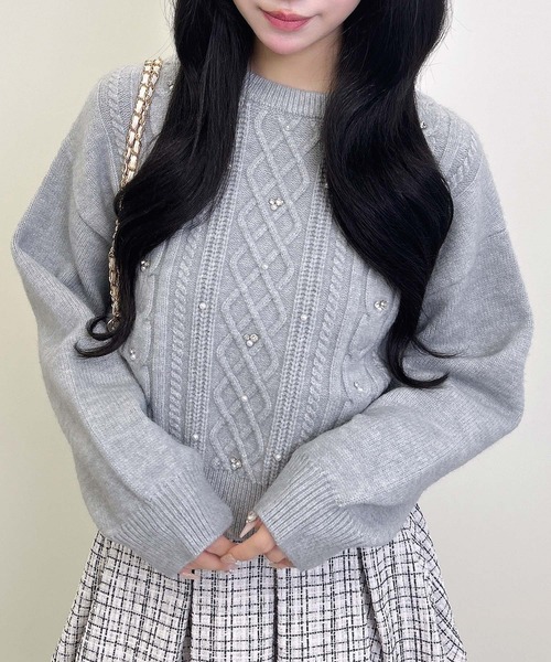 INGNI(イング)の「ビジューパール付きもちもちケーブルニット(ニット/セーター・レディース・ブラック/アイボリー/ボルドー/ピンク/グレー・M)」の3枚目の写真