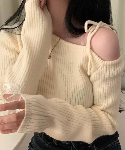 CELENA BEATS(セレナビーツ)の「ショルダーリボンリブニットトップス(ニット/セーター・レディース・レッド/アイボリー/ブラック・フリー)」の2枚目の写真