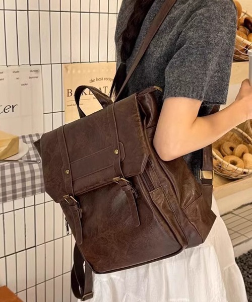Maison Calme（メゾンカルム）の「【A4サイズ対応】2 色展開 ヴィンテージ合皮 フラップリュック  レトロフェイクレザー ビッグポケットリュック 大容量 カジュアル通勤 レディース 新生活　通勤・通学　マルチウェイ（バックパック/リュック・レディース・ブラック/ブラウン・F）」の2枚目の写真