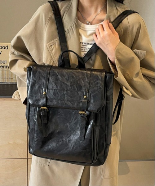 Maison Calme（メゾンカルム）の「【A4サイズ対応】2 色展開 ヴィンテージ合皮 フラップリュック  レトロフェイクレザー ビッグポケットリュック 大容量 カジュアル通勤 レディース 新生活　通勤・通学　マルチウェイ（バックパック/リュック・レディース・ブラック/ブラウン・F）」の3枚目の写真