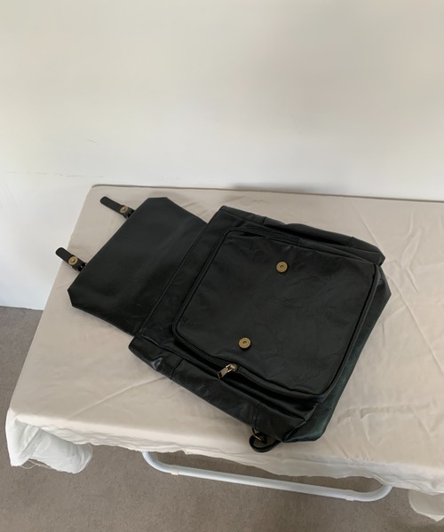Maison Calme（メゾンカルム）の「【A4サイズ対応】2 色展開 ヴィンテージ合皮 フラップリュック  レトロフェイクレザー ビッグポケットリュック 大容量 カジュアル通勤 レディース 新生活　通勤・通学　マルチウェイ（バックパック/リュック・レディース・ブラック/ブラウン・F）」の12枚目の写真