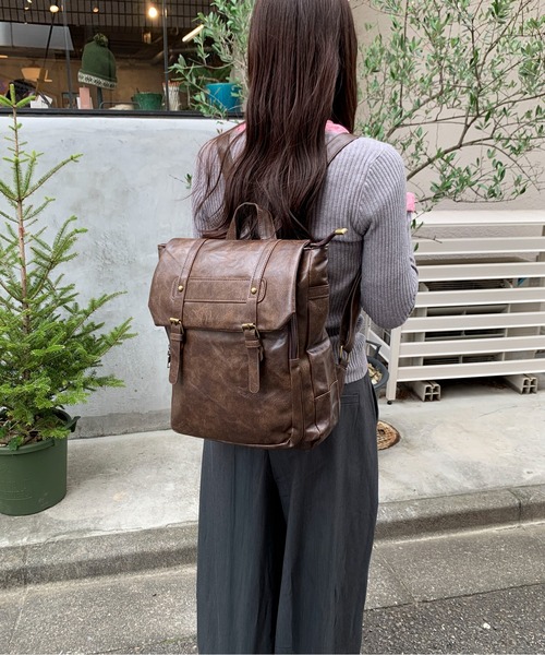 Maison Calme（メゾンカルム）の「【A4サイズ対応】2 色展開 ヴィンテージ合皮 フラップリュック  レトロフェイクレザー ビッグポケットリュック 大容量 カジュアル通勤 レディース 新生活　通勤・通学　マルチウェイ（バックパック/リュック・レディース・ブラック/ブラウン・F）」の17枚目の写真