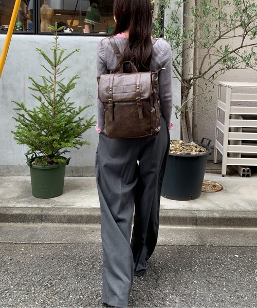 Maison Calme（メゾンカルム）の「【A4サイズ対応】2 色展開 ヴィンテージ合皮 フラップリュック  レトロフェイクレザー ビッグポケットリュック 大容量 カジュアル通勤 レディース 新生活　通勤・通学　マルチウェイ（バックパック/リュック・レディース・ブラック/ブラウン・F）」の9枚目の写真