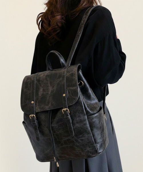 Maison Calme（メゾンカルム）の「【A4サイズ対応】2 色展開 ヴィンテージ合皮 フラップリュック  レトロフェイクレザー ビッグポケットリュック 大容量 カジュアル通勤 レディース 新生活　通勤・通学　マルチウェイ（バックパック/リュック・レディース・ブラック/ブラウン・F）」の18枚目の写真
