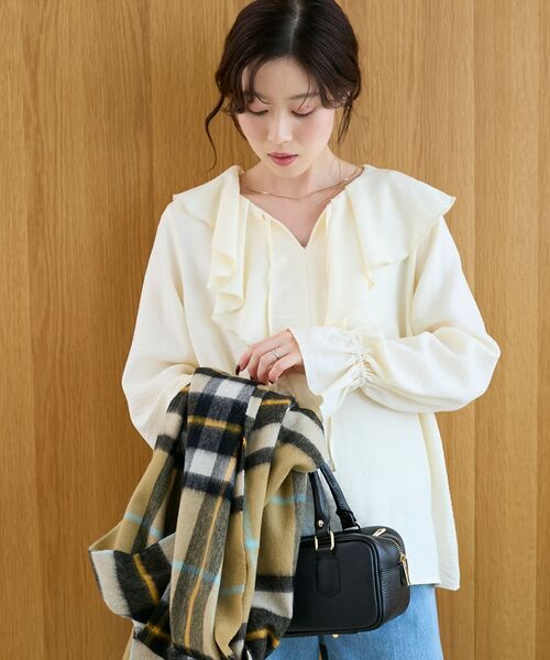 le.coeur blanc(ルクールブラン)の「《手洗い可能》ウールタッチフリルカラーブラウス(シャツ/ブラウス・レディース・オフホワイト/チャコールグレー・38)」の2枚目の写真