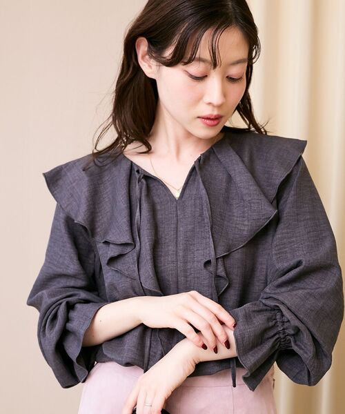 le.coeur blanc(ルクールブラン)の「《手洗い可能》ウールタッチフリルカラーブラウス(シャツ/ブラウス・レディース・オフホワイト/チャコールグレー・38)」の4枚目の写真