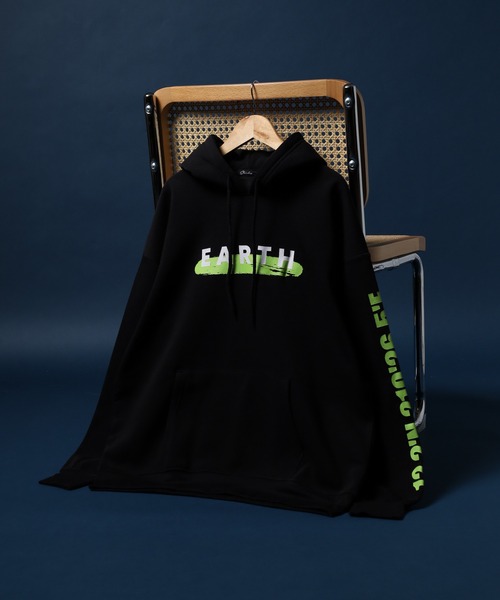 FUNALIVE(ファンアライブ)の「裏起毛 スウェットプリントパーカー unisex(パーカー・メンズ・ブラック系1/グレー系1/ネイビー系1/ベージュ系2/ブラック系3/チャコール/オートミール/ネイビー/ダークグレー/グレイッシュベージュ/ブラック/ホワイト系1/ホワイト系2/グレー系2/ヘザーチャコール/杢グレー/チャコールアッシュ/ベージュ系1/ブラック系2/チャコールグレー・L/XL/M)」の6枚目の写真
